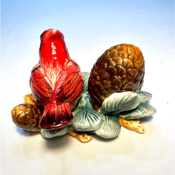 Ceramic Cardinal Bird and Acorn Salt and Pepper Shakers Set with base CR - Picture 8 of 13